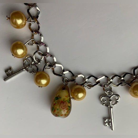 NWOT, Charm Bracelet, Unknown Artist, Glass Floral Beads w/ Keys and Faux Pearl - Picture 9 of 9